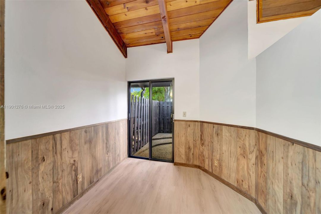 Active With Contract: $300,000 (2 beds, 2 baths, 1500 Square Feet)