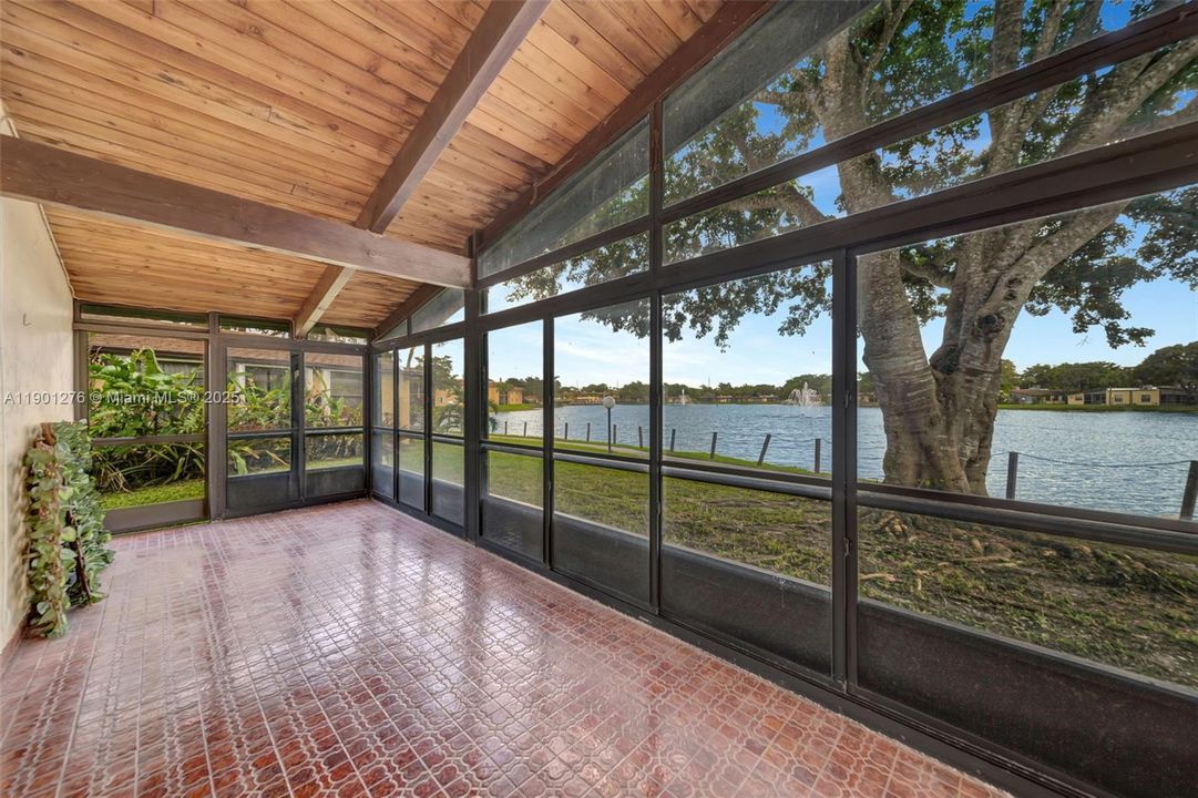 Active With Contract: $300,000 (2 beds, 2 baths, 1500 Square Feet)