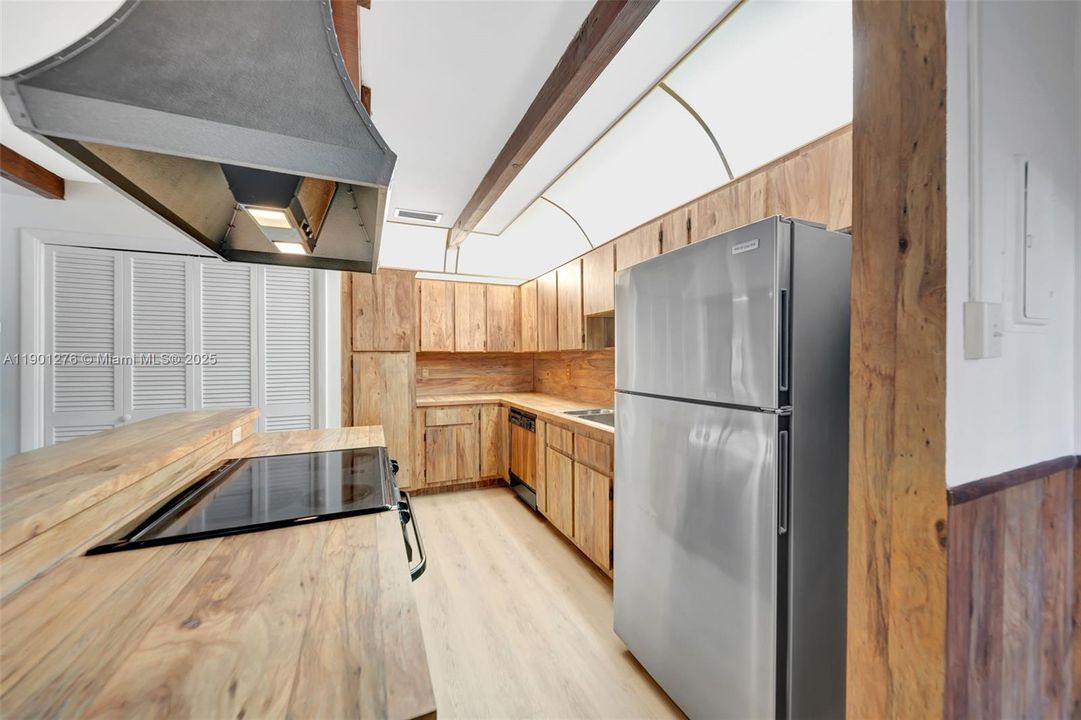 Active With Contract: $300,000 (2 beds, 2 baths, 1500 Square Feet)