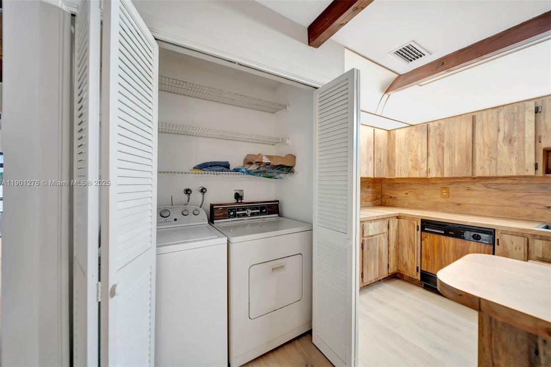 Active With Contract: $300,000 (2 beds, 2 baths, 1500 Square Feet)