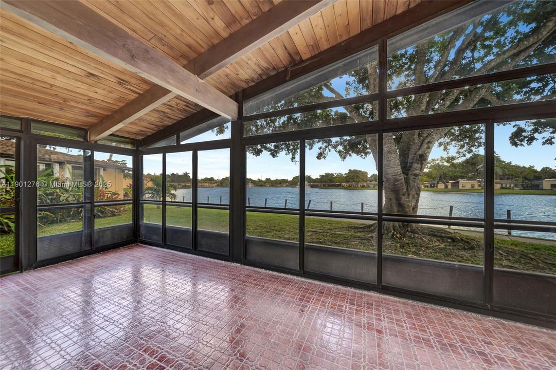 Active With Contract: $300,000 (2 beds, 2 baths, 1500 Square Feet)