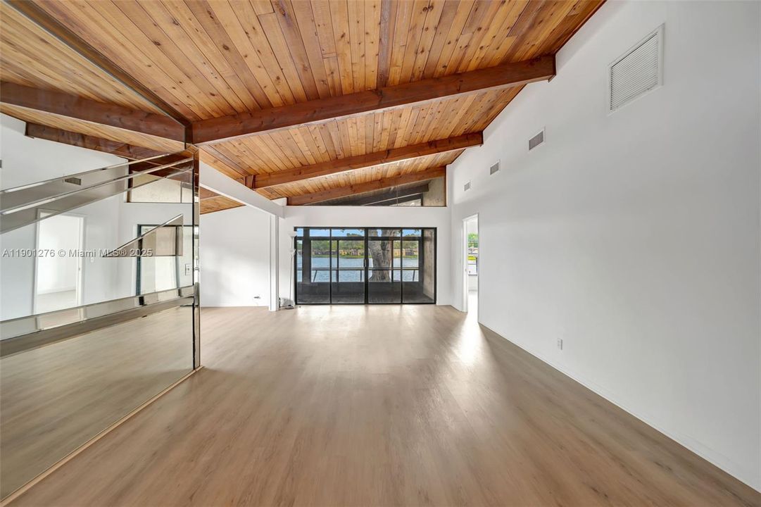 Active With Contract: $300,000 (2 beds, 2 baths, 1500 Square Feet)