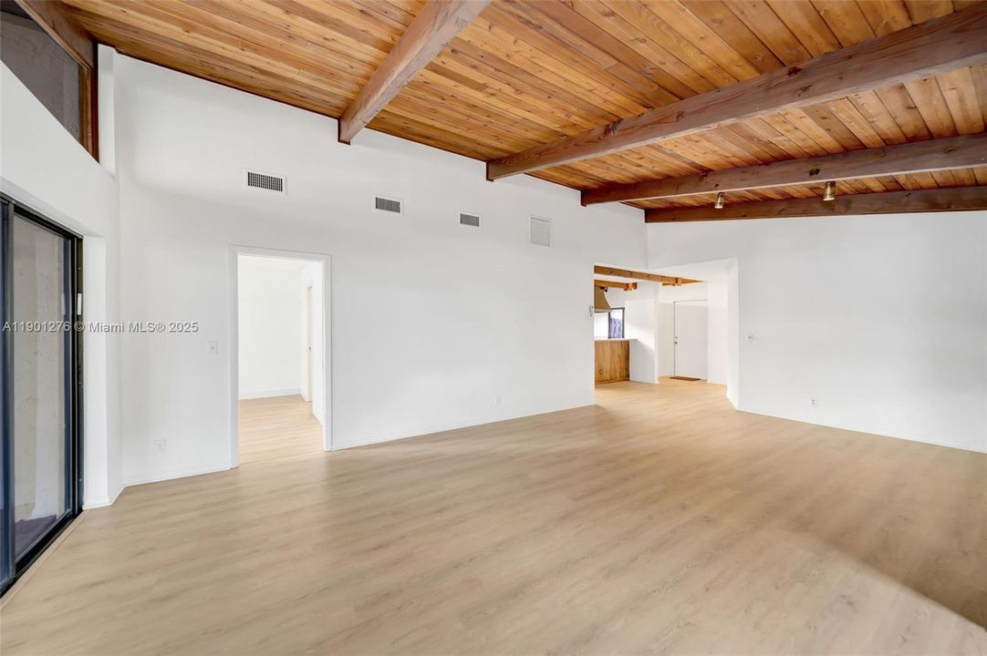 Active With Contract: $300,000 (2 beds, 2 baths, 1500 Square Feet)