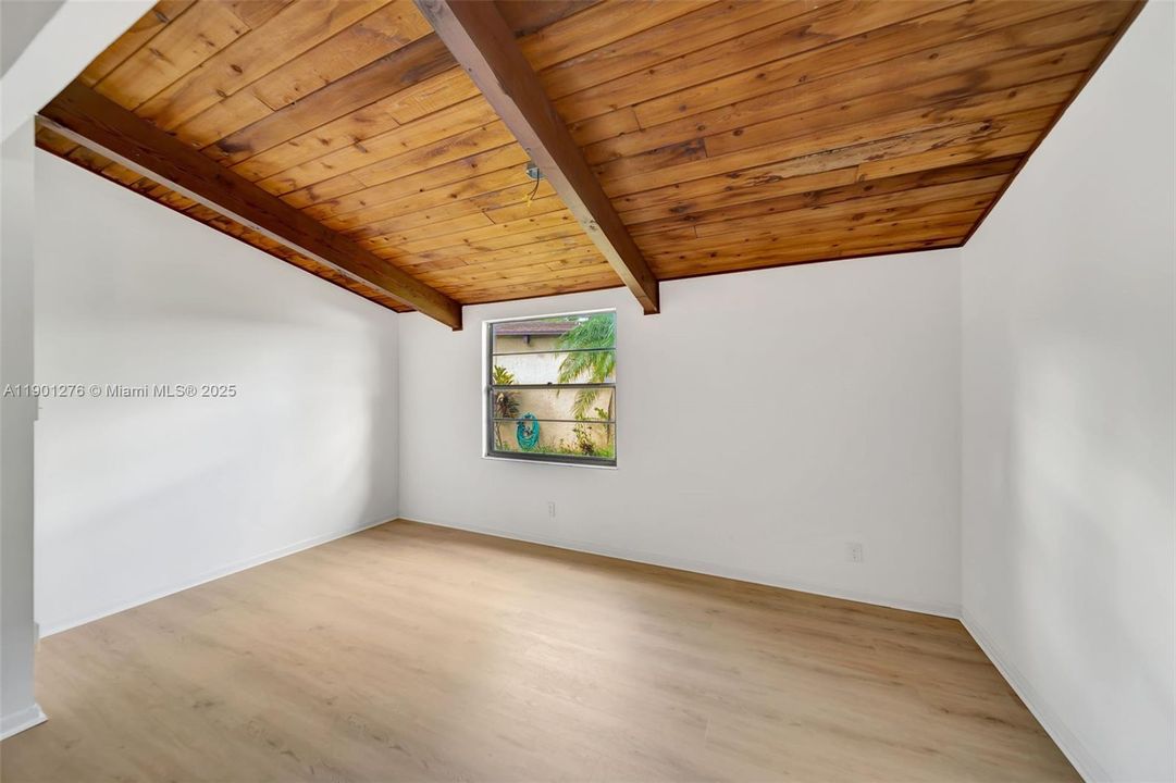 Active With Contract: $300,000 (2 beds, 2 baths, 1500 Square Feet)