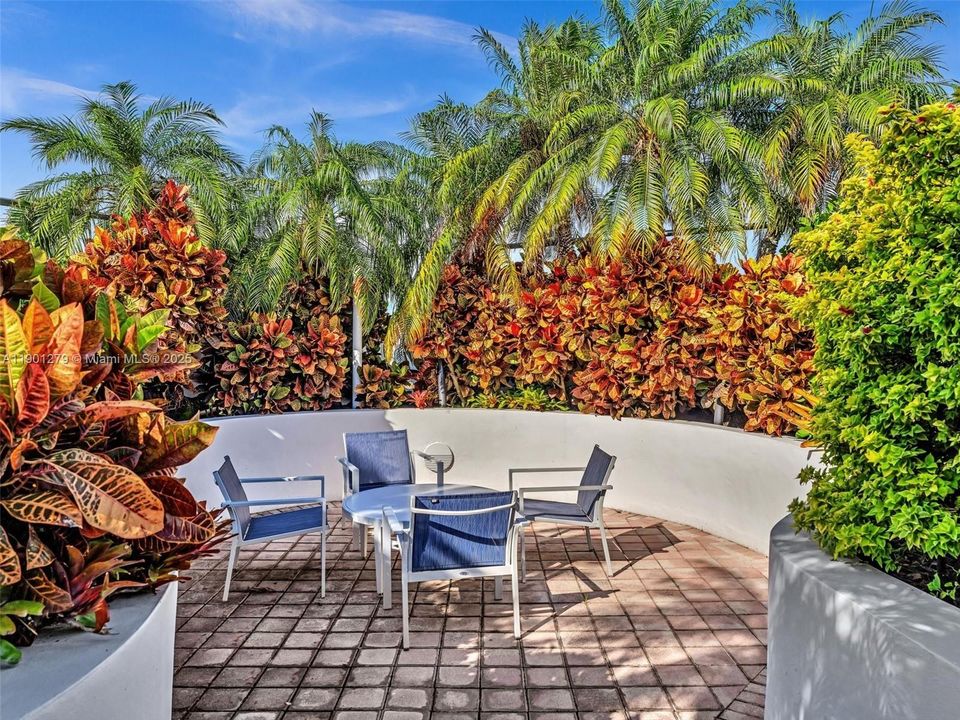 For Rent: $6,350 (2 beds, 2 baths, 1906 Square Feet)