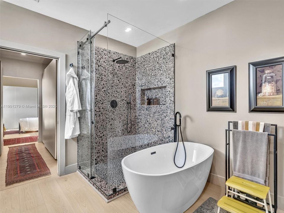 For Rent: $6,350 (2 beds, 2 baths, 1906 Square Feet)