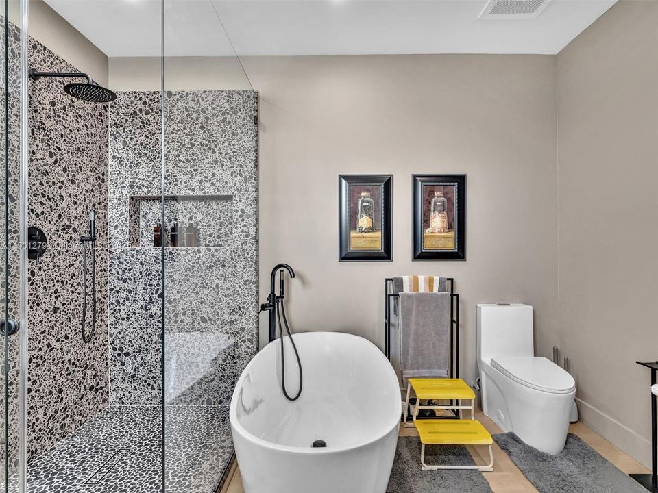 For Rent: $6,350 (2 beds, 2 baths, 1906 Square Feet)