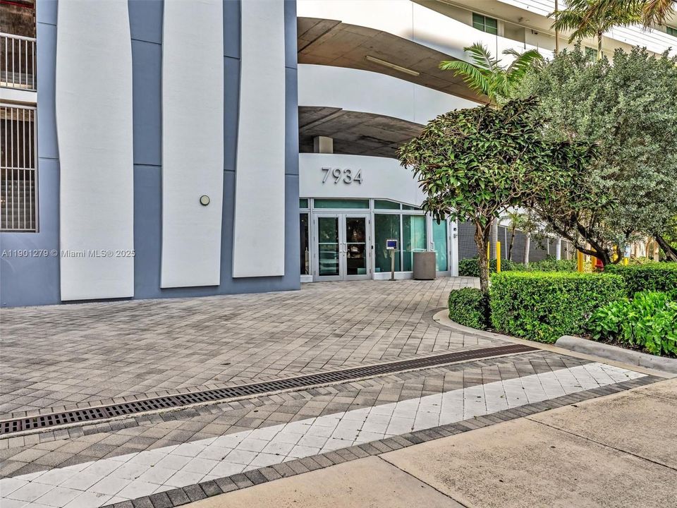 For Rent: $6,350 (2 beds, 2 baths, 1906 Square Feet)