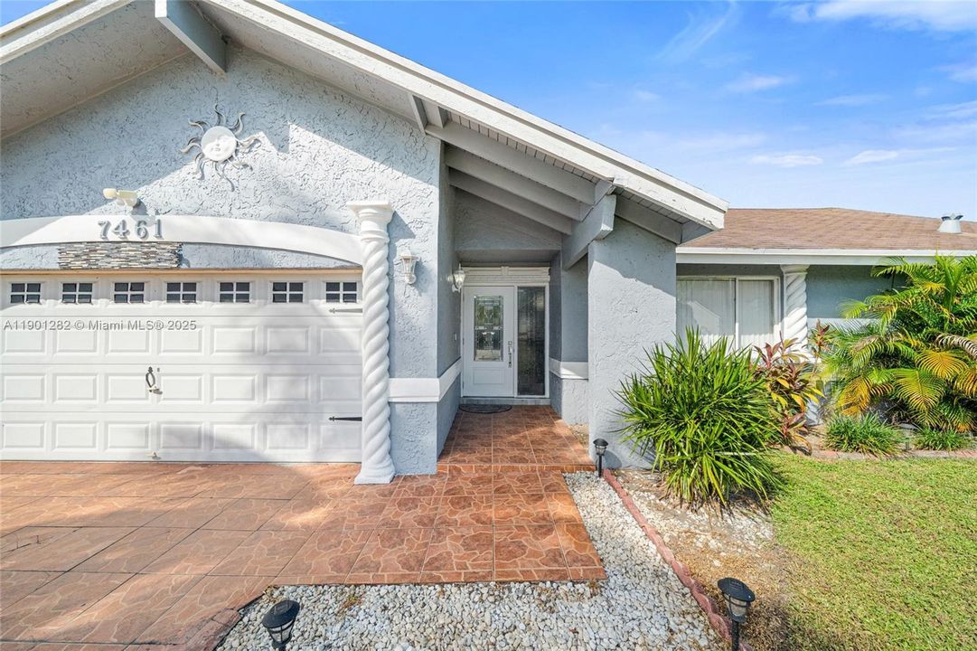 Active With Contract: $564,999 (3 beds, 2 baths, 1626 Square Feet)