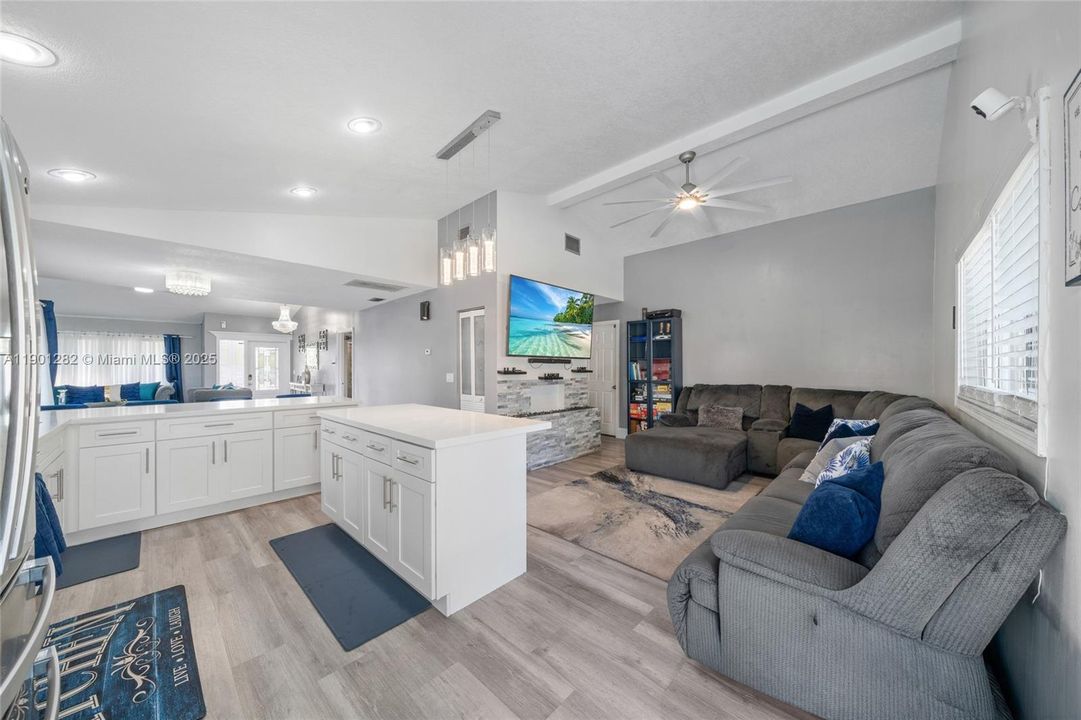 Active With Contract: $564,999 (3 beds, 2 baths, 1626 Square Feet)