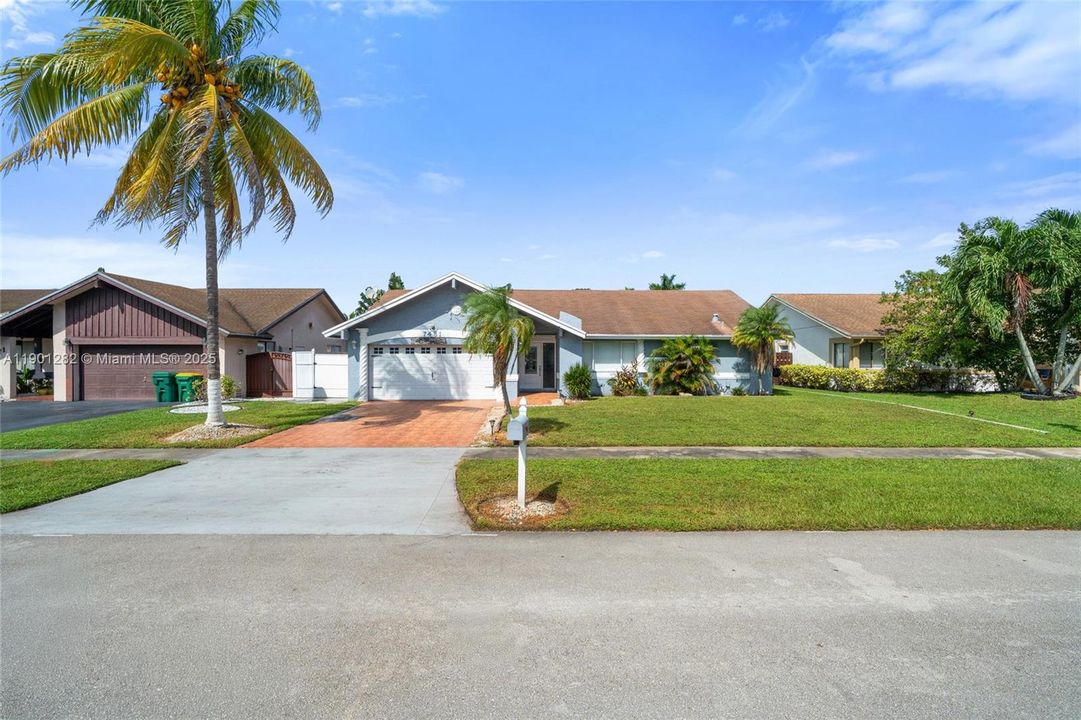 Active With Contract: $564,999 (3 beds, 2 baths, 1626 Square Feet)