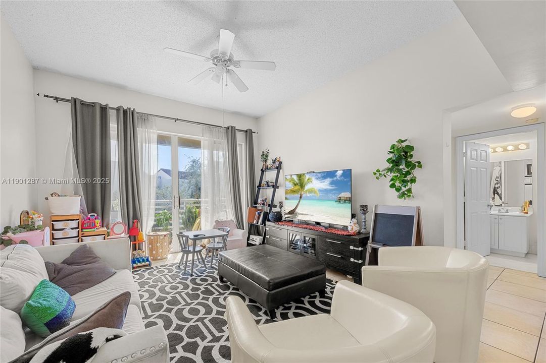 En Venta: $325,000 (2 camas, 2 baños, 1000 Pies cuadrados)