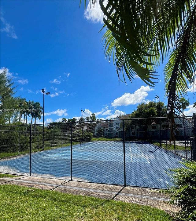 En Venta: $325,000 (2 camas, 2 baños, 1000 Pies cuadrados)