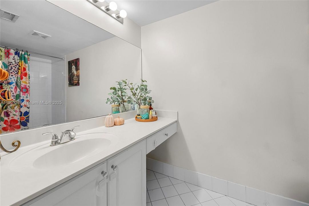 En Venta: $325,000 (2 camas, 2 baños, 1000 Pies cuadrados)