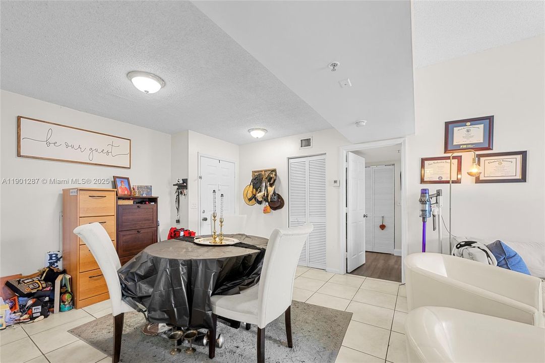 En Venta: $325,000 (2 camas, 2 baños, 1000 Pies cuadrados)