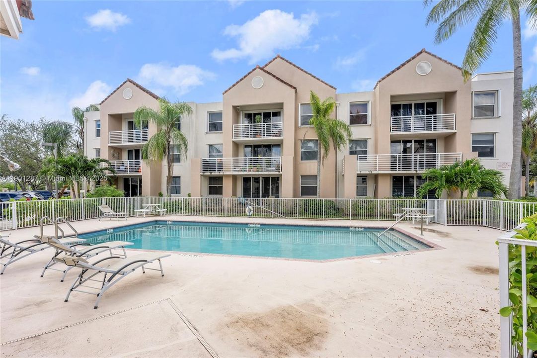 En Venta: $325,000 (2 camas, 2 baños, 1000 Pies cuadrados)