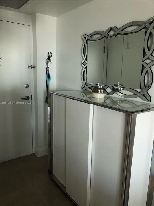 For Sale: $350,000 (1 beds, 1 baths, 704 Square Feet)