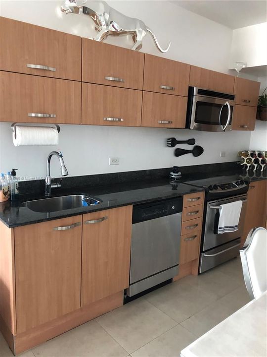 For Sale: $350,000 (1 beds, 1 baths, 704 Square Feet)