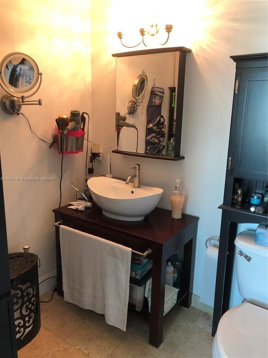 For Sale: $350,000 (1 beds, 1 baths, 704 Square Feet)