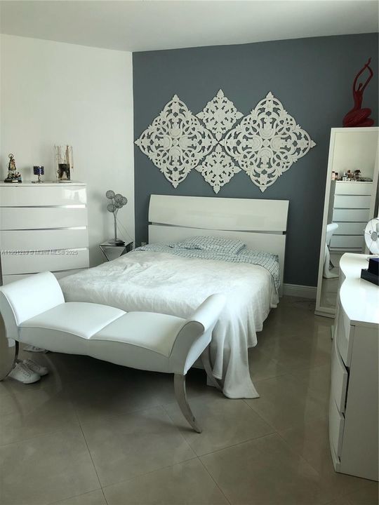 For Sale: $350,000 (1 beds, 1 baths, 704 Square Feet)