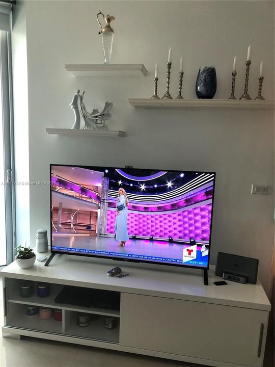 For Sale: $350,000 (1 beds, 1 baths, 704 Square Feet)