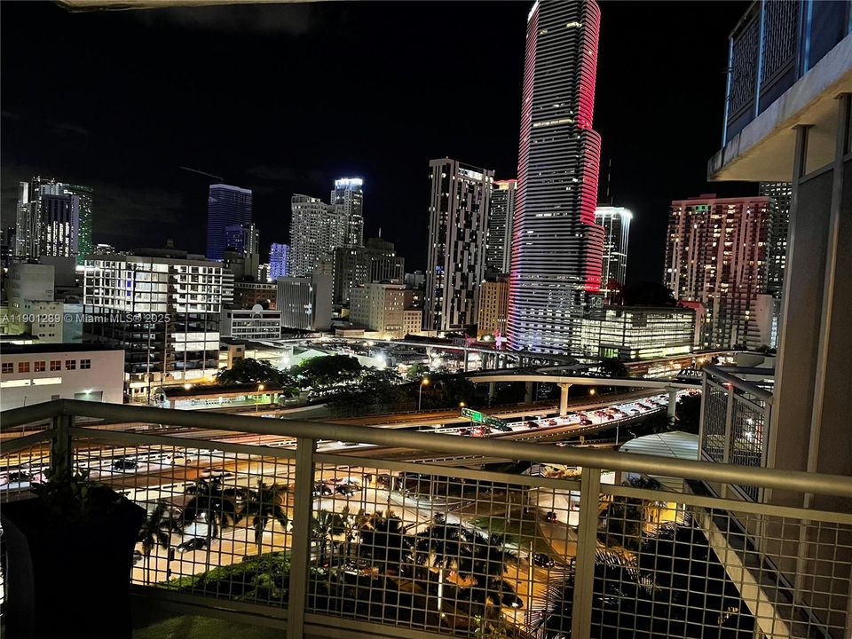 For Sale: $350,000 (1 beds, 1 baths, 704 Square Feet)