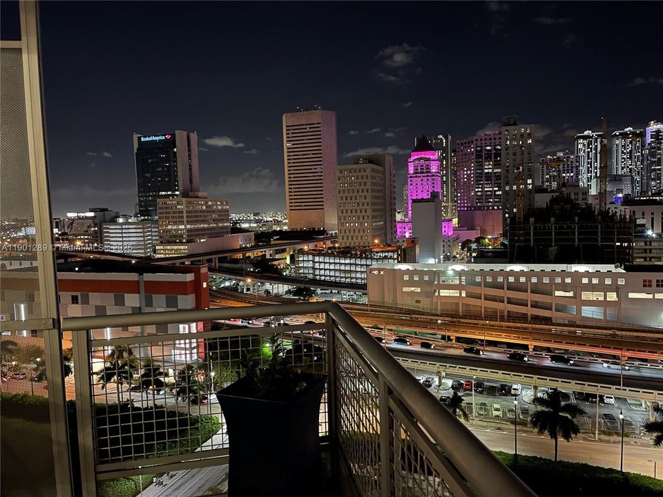 For Sale: $350,000 (1 beds, 1 baths, 704 Square Feet)