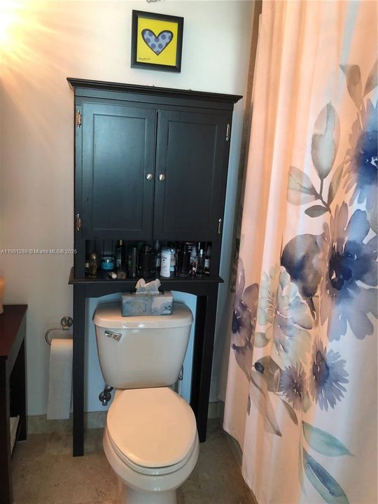 For Sale: $350,000 (1 beds, 1 baths, 704 Square Feet)