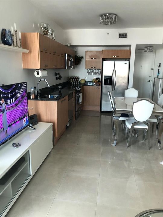 For Sale: $350,000 (1 beds, 1 baths, 704 Square Feet)