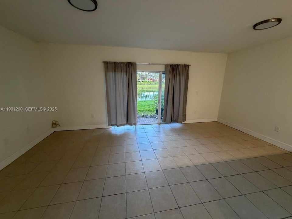 FAMILY & LIVING ROOM