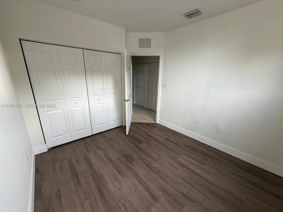 WALKING CLOSET IN BEDROOM