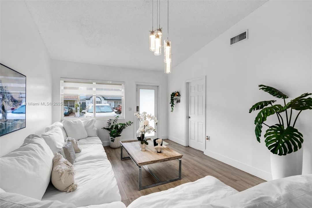 Activo con contrato: $540,000 (3 camas, 2 baños, 1453 Pies cuadrados)