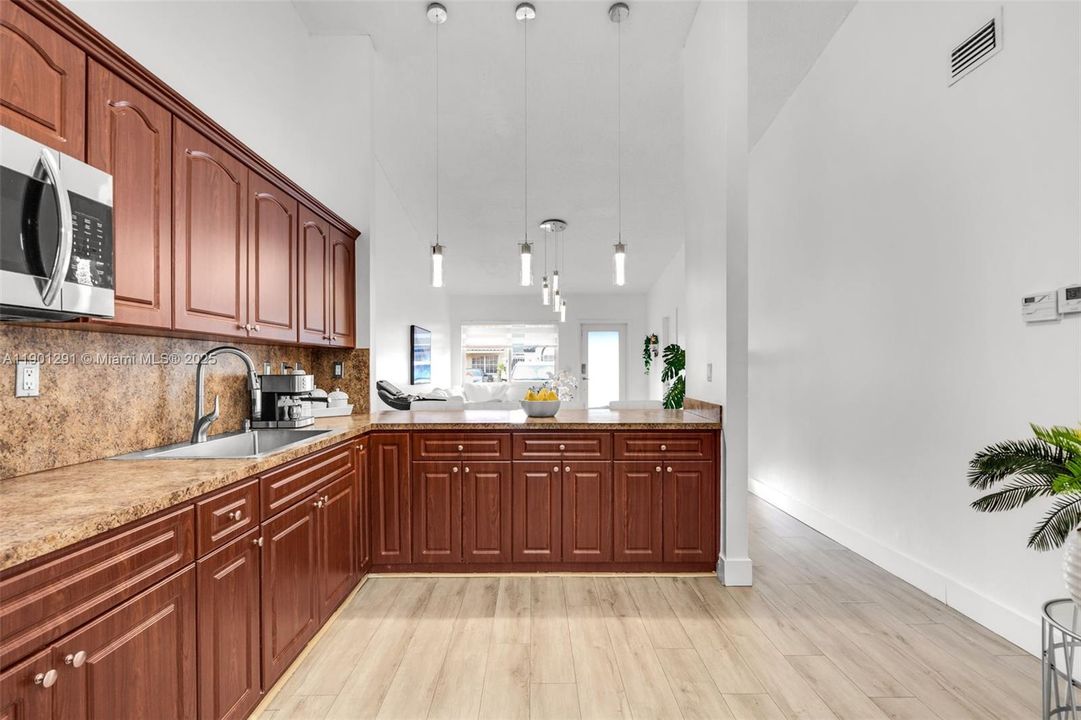 Activo con contrato: $540,000 (3 camas, 2 baños, 1453 Pies cuadrados)