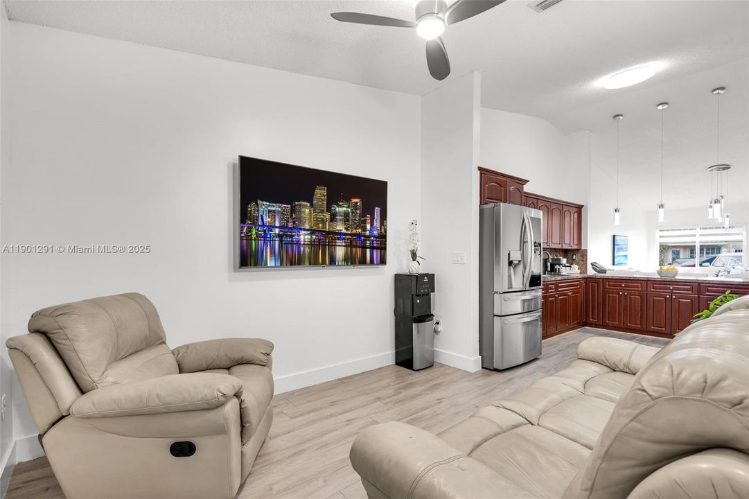 Activo con contrato: $540,000 (3 camas, 2 baños, 1453 Pies cuadrados)