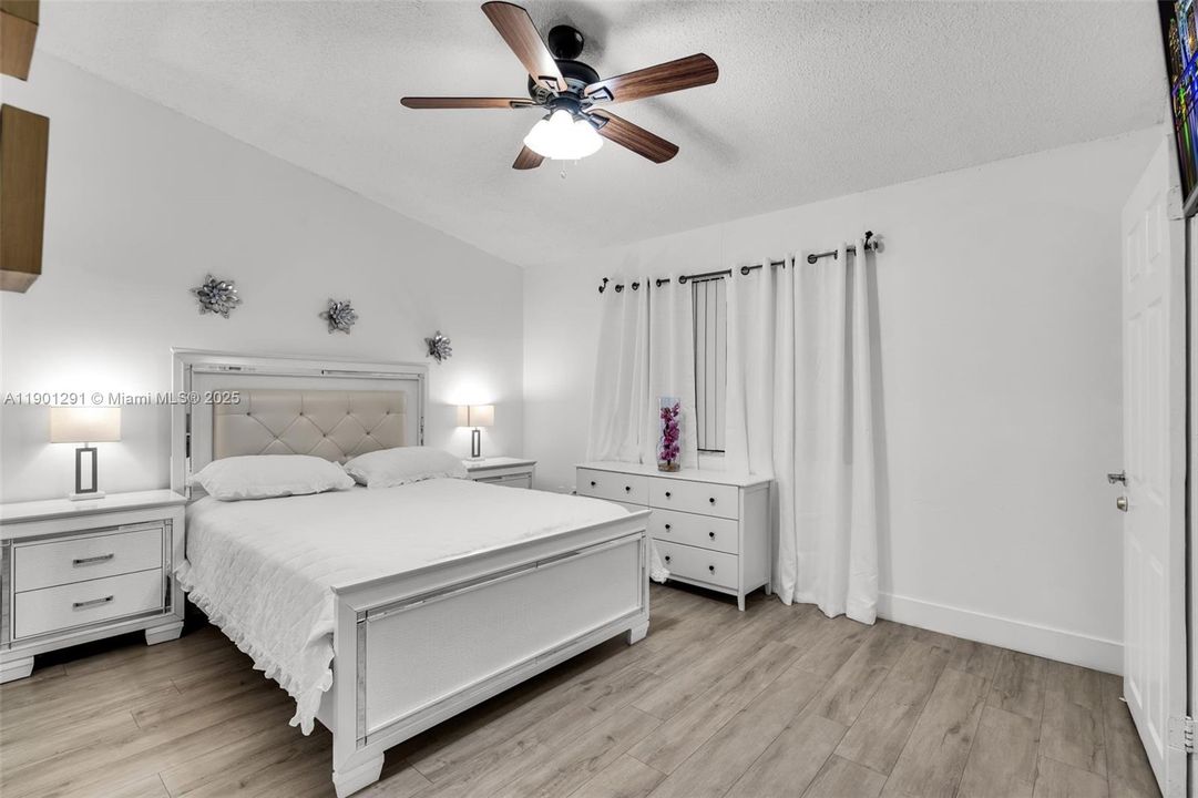 Activo con contrato: $540,000 (3 camas, 2 baños, 1453 Pies cuadrados)