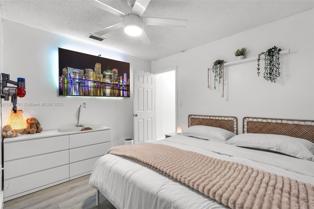 Activo con contrato: $540,000 (3 camas, 2 baños, 1453 Pies cuadrados)