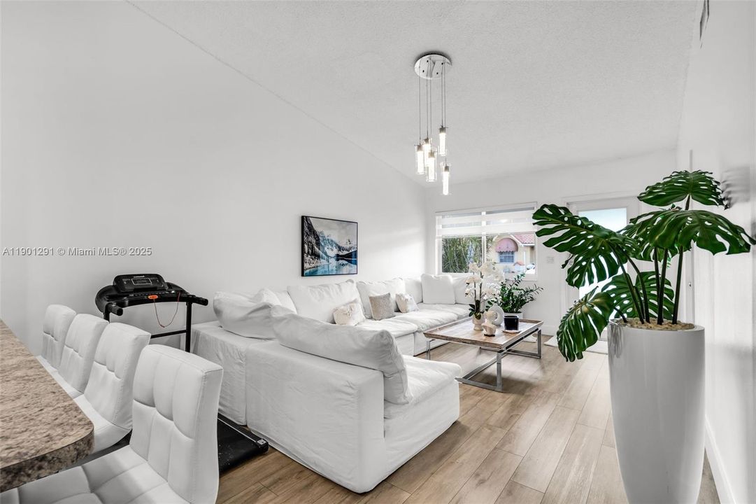 Activo con contrato: $540,000 (3 camas, 2 baños, 1453 Pies cuadrados)