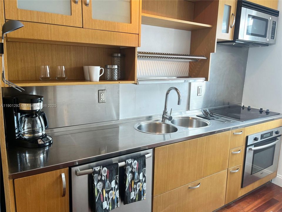 Active With Contract: $1,800 (0 beds, 1 baths, 515 Square Feet)