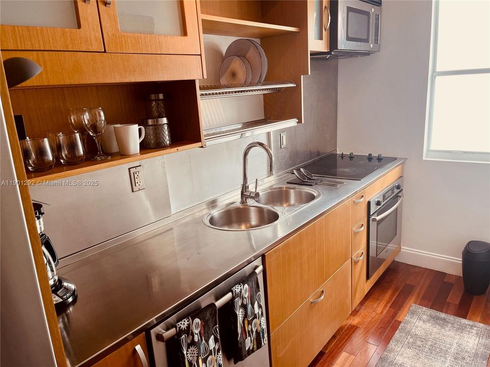 Active With Contract: $1,800 (0 beds, 1 baths, 515 Square Feet)