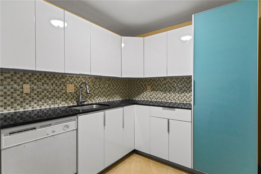 For Sale: $150,000 (1 beds, 1 baths, 800 Square Feet)