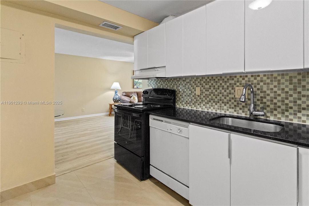 For Sale: $150,000 (1 beds, 1 baths, 800 Square Feet)