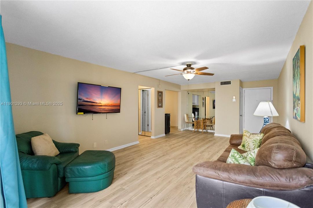 For Sale: $150,000 (1 beds, 1 baths, 800 Square Feet)