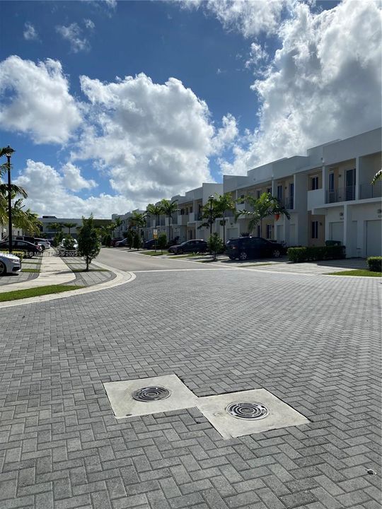 Activo con contrato: $755,000 (4 camas, 3 baños, 1895 Pies cuadrados)