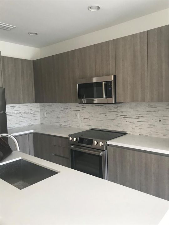 Activo con contrato: $755,000 (4 camas, 3 baños, 1895 Pies cuadrados)