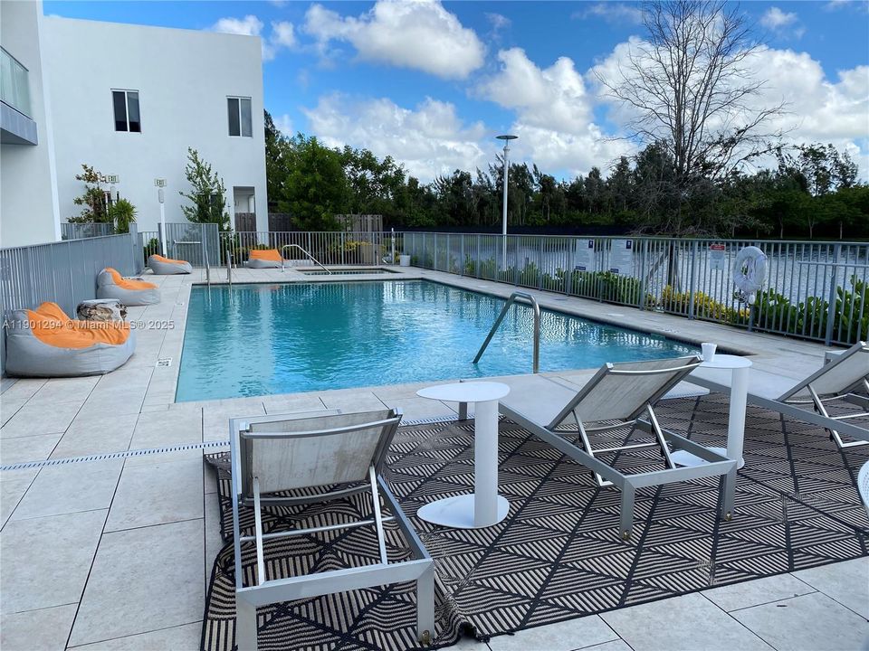 Activo con contrato: $755,000 (4 camas, 3 baños, 1895 Pies cuadrados)