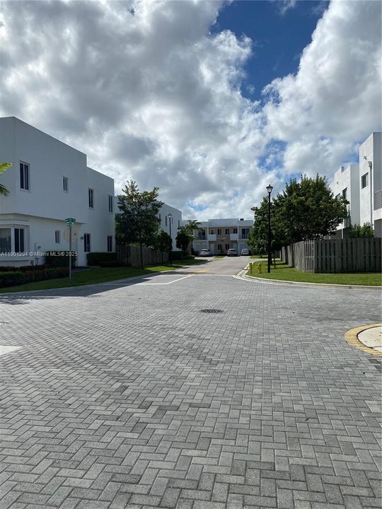 Activo con contrato: $755,000 (4 camas, 3 baños, 1895 Pies cuadrados)