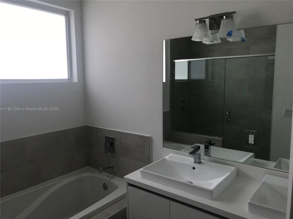 Activo con contrato: $755,000 (4 camas, 3 baños, 1895 Pies cuadrados)