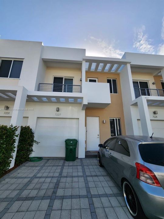 Activo con contrato: $755,000 (4 camas, 3 baños, 1895 Pies cuadrados)