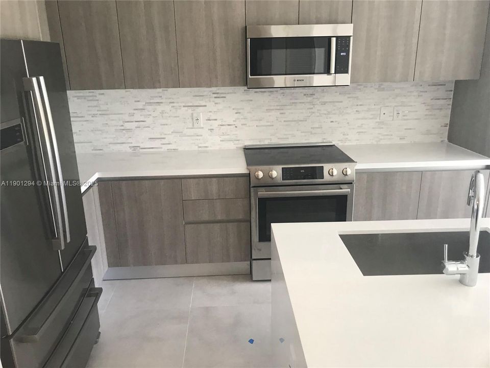 Activo con contrato: $755,000 (4 camas, 3 baños, 1895 Pies cuadrados)