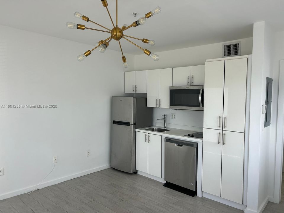 For Rent: $1,900 (1 beds, 1 baths, 390 Square Feet)